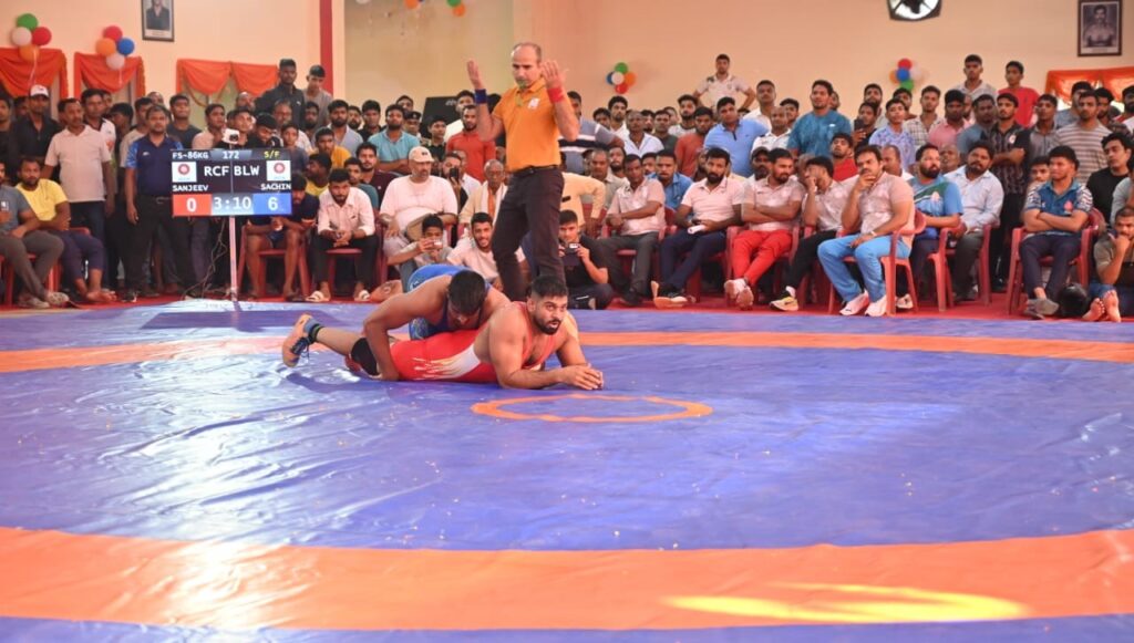 Varanasi: बरेका में ऑल इंडिया अंतर-रेलवे कुश्ती प्रतियोगिता में पहलवानों ने दांव-पेंच से दिखाया दमखम