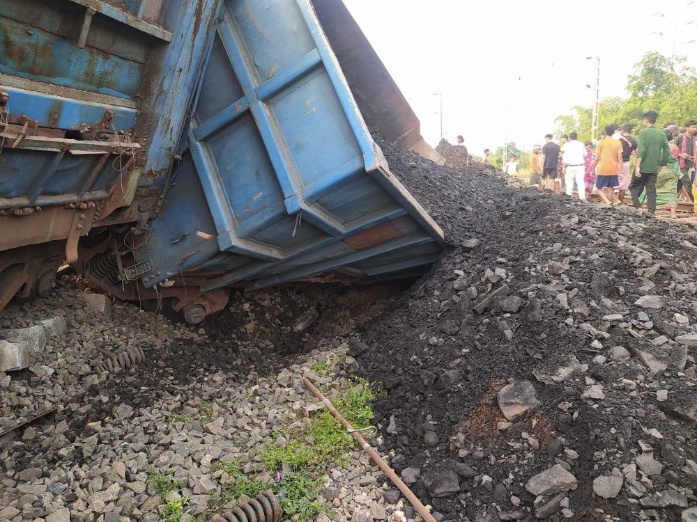 पश्चिम बंगाल में ट्रेन हादसा, नारायणगढ़ में कोयला लदी मालगाड़ी के डिब्बे  पटरी से उतरे, रेल परिचालन बाधित - Rail Hunt
