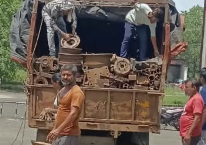 रेल संपत्ति चोरों पर RPF का प्रहार: 12 टन कबाड़ के साथ 90 आर रेल लाइन बरामद, कबाड़ी फरार