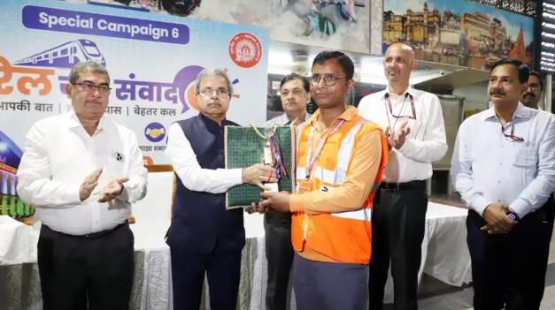 रेलवे में स्वच्छता क्रांति: चेयरमैन सतीश कुमार ने नई दिल्ली स्टेशन पर यात्रियों संग की सीधी बात, 20 ‘स्वच्छाग्रही’ सम्मानित