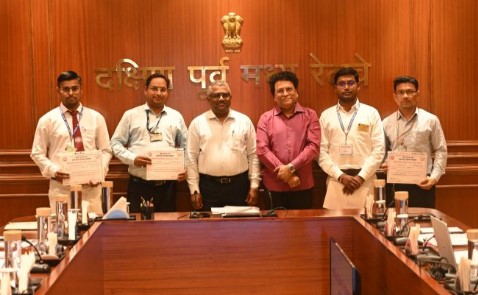 सतर्कता और बहादुरी को सम्मान: दक्षिण पूर्व मध्य रेलवे के 4 रेलकर्मी सम्मानित, सूझबूझ से टाला बड़ा हादसा